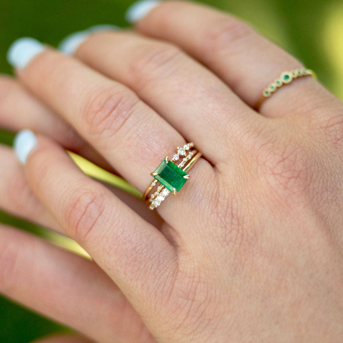 Gold Ring with Emerald and Small Diamonds | KLENOTA