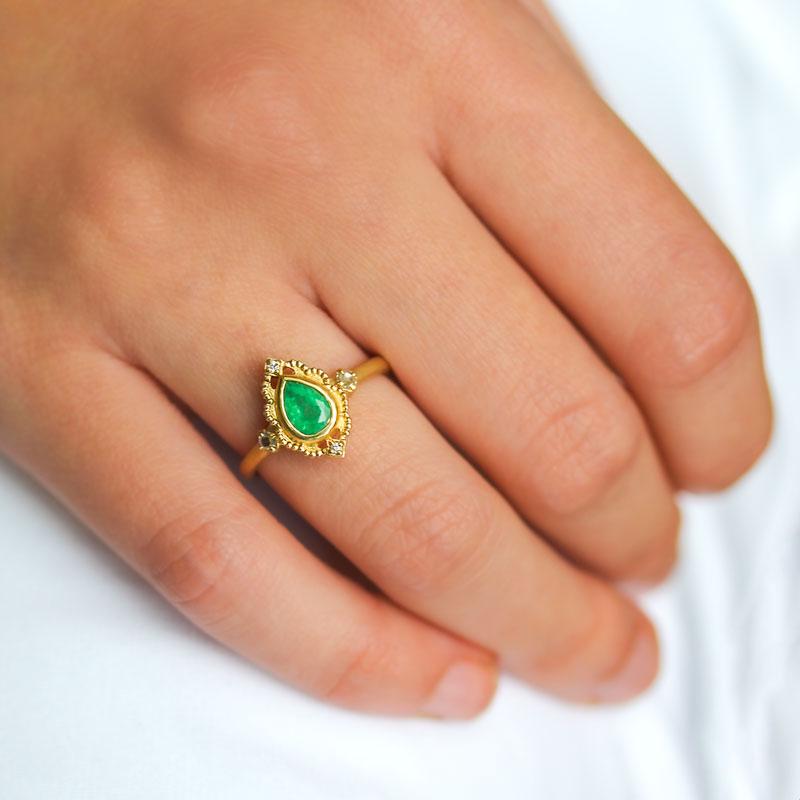 18k Emerald Venise Frame Ring